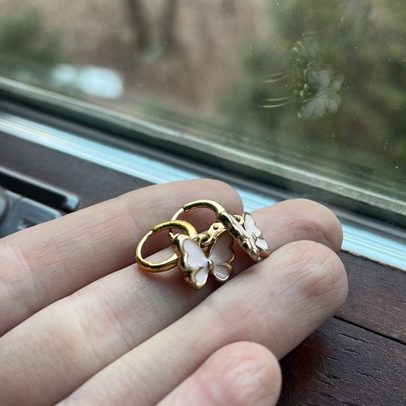 Butterfly huggie earrings - Picture 3 of 3